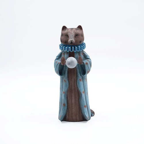 مجسمه گربه جادوگر شنل دار