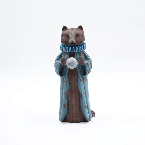 مجسمه گربه جادوگر شنل دار