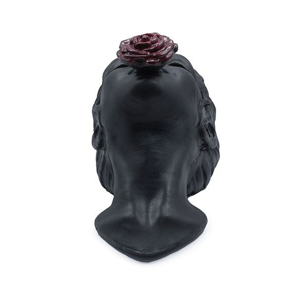 مجسمه دیوارکوب صورتک زن با گل قرمز