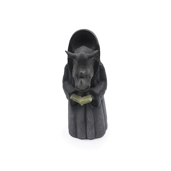 مجسمه کرگدن جادوگر شنل دار