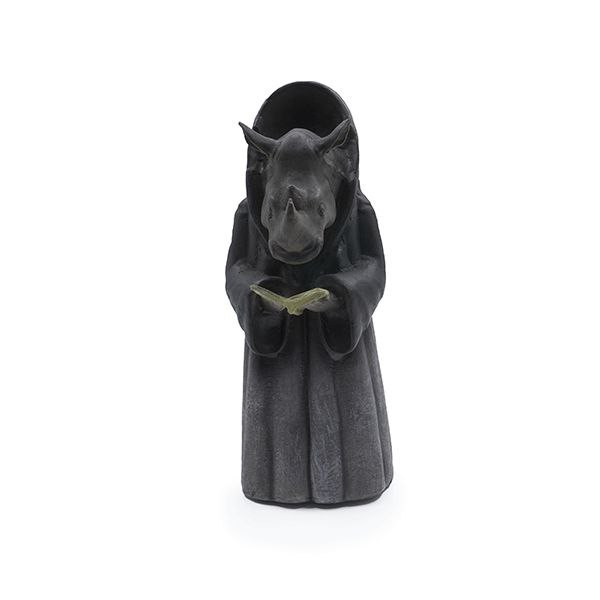 مجسمه کرگدن جادوگر شنل دار