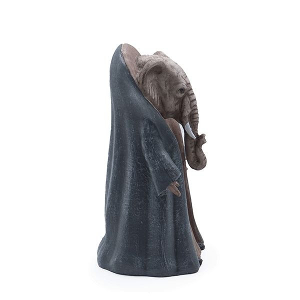 مجسمه فیل جادوگر شنل دار