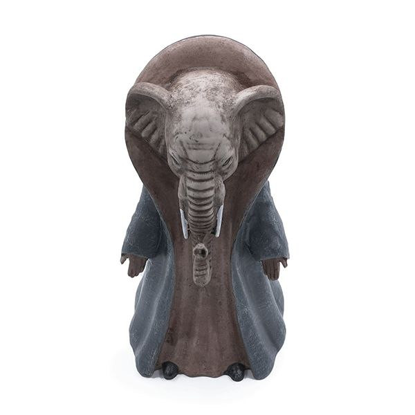 مجسمه فیل جادوگر شنل دار